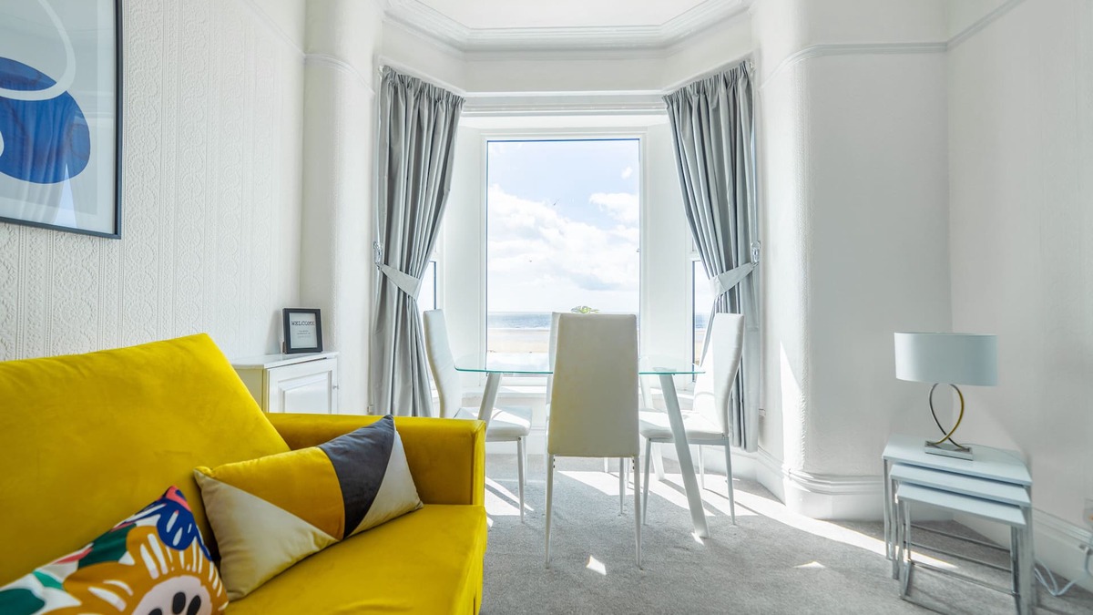 Thornton-Cleveleys Apartment | HIGHCLIFFE SEAVIEW SUITE - BEACH - PERFECT RETREAT
