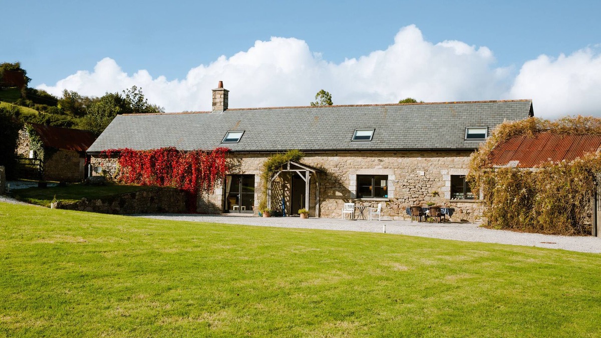 Heligan Cottage | HIGHER WEDDICOTT BARN, pet friendly, with a garden in Chagford
