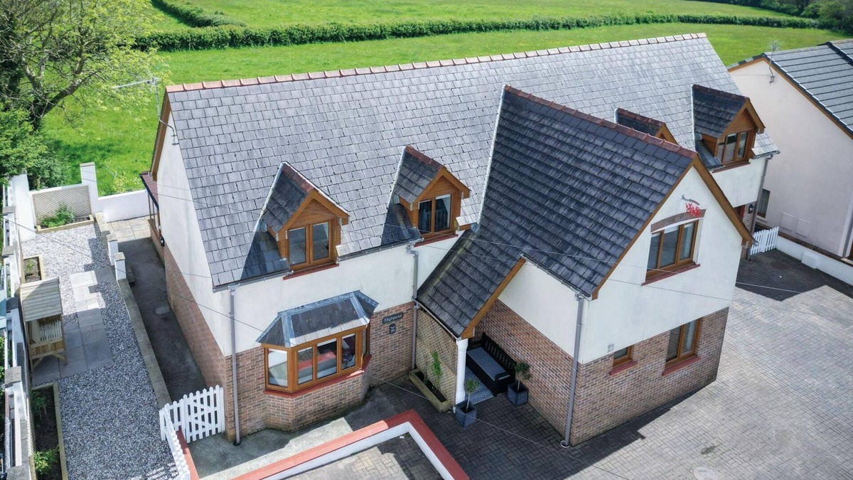 Pembroke Dock House | Highfield - 5 Bedroom Holiday Home - Pembroke Dock