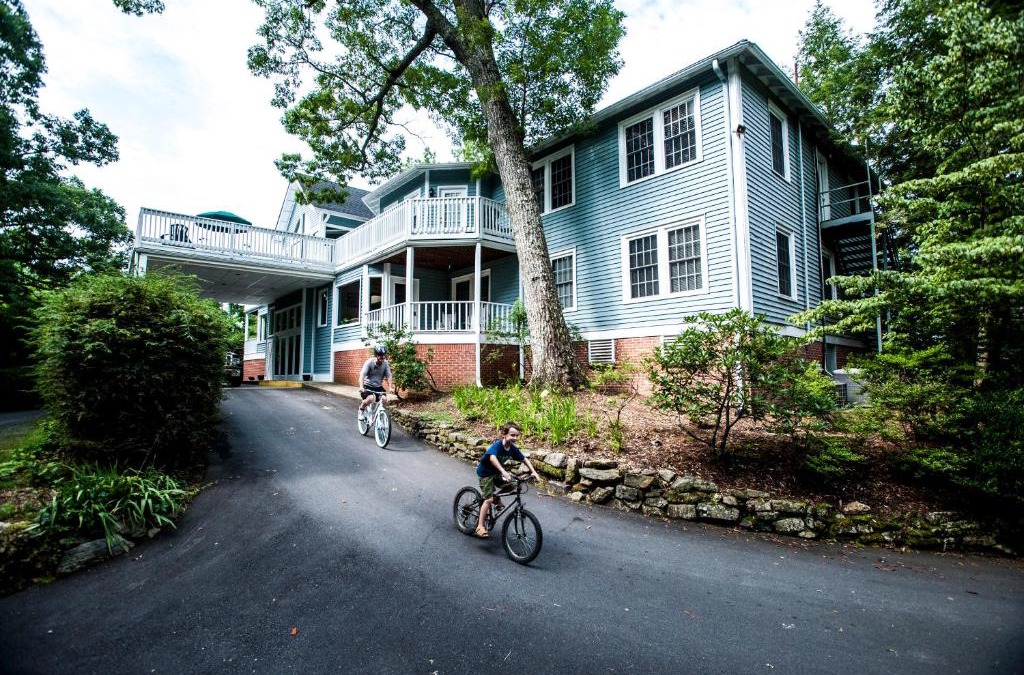 Flat Rock Hotel | Highland Lake Inn & Resort - Flat Rock