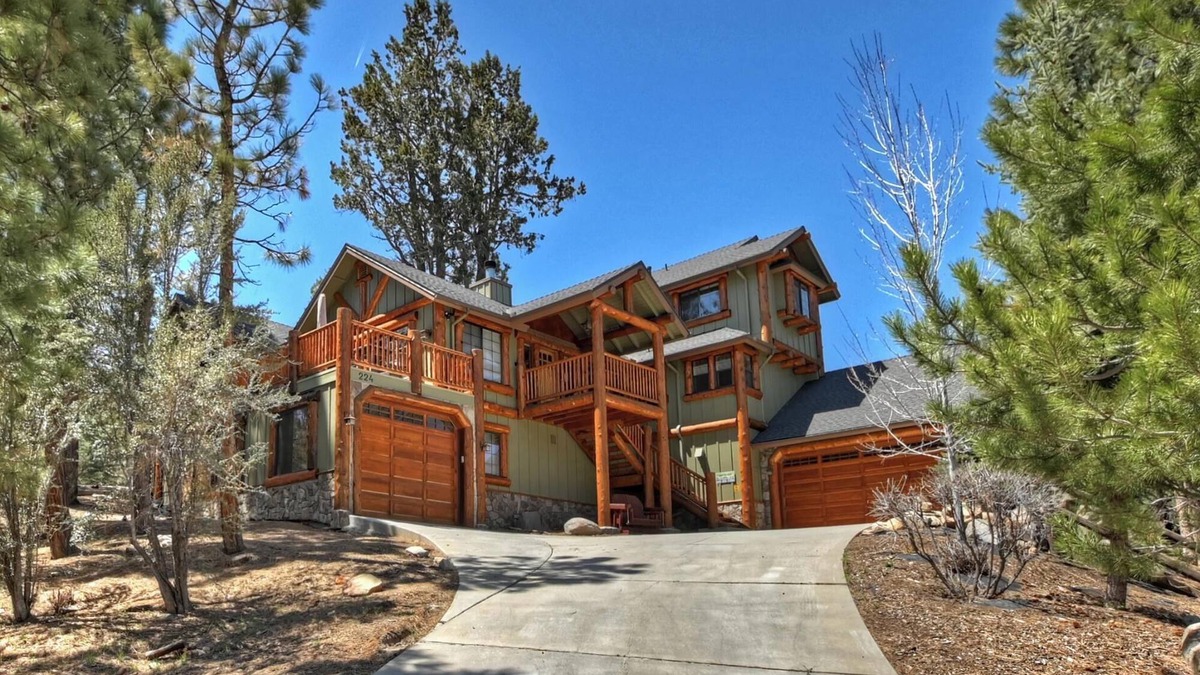 Eagle Mountain Estates Cabin | Highland Manor by Destination Big Bear : Luxury Log Estate in Eagle Mountain! Movie Theater/Game Room!