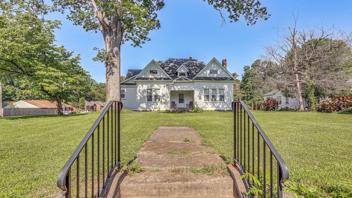 Jackson House | Highland Manor, King size Beds, Game Room with Treadmill.