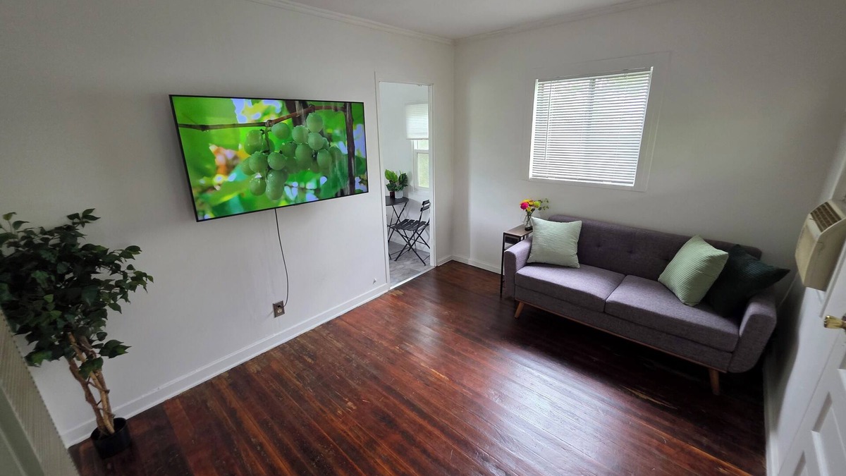 Highland Park Cottage | Highland Park Haven – Furnished 1BR Cottage w/Parking & Wi-Fi
