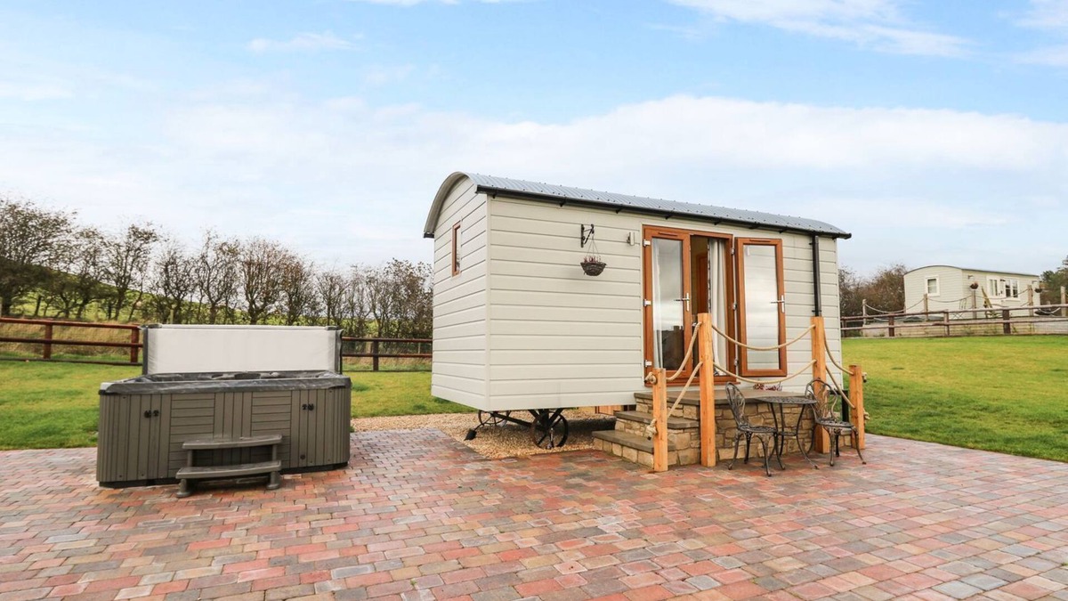 Rhayader Cottage | Highland View - a shepherds hut that sleeps 2 guests in 1 bedroom