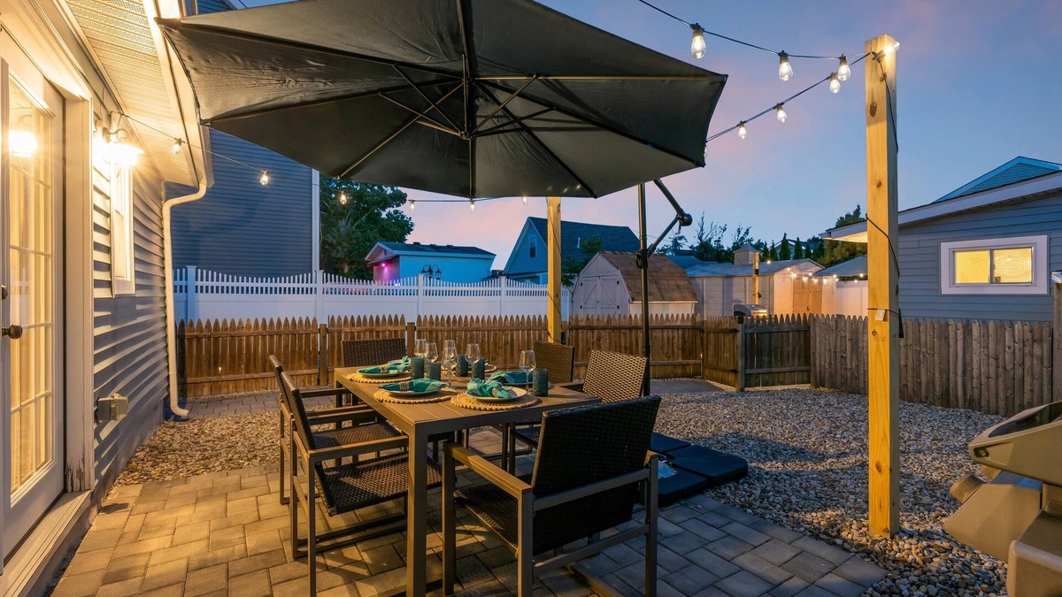 Wall House | Highly Rated Beach House 3.5 Blocks to Beach & Main St. | 6 Badges, Grill, Patio