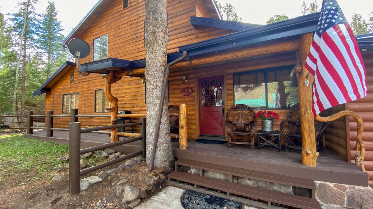 Greer Cabin | Highly rated Greer River’s Edge Sleeps 8- Starlink WiFi- Fireplace - Loft