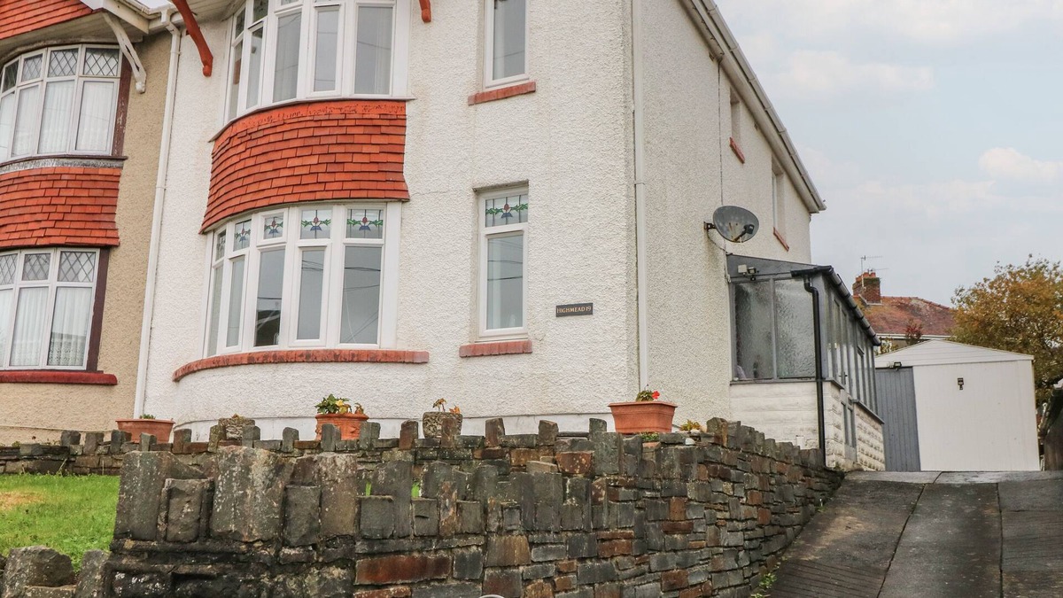 Burry Port House | HIGHMEAD, pet friendly, character holiday cottage in Burry Port
