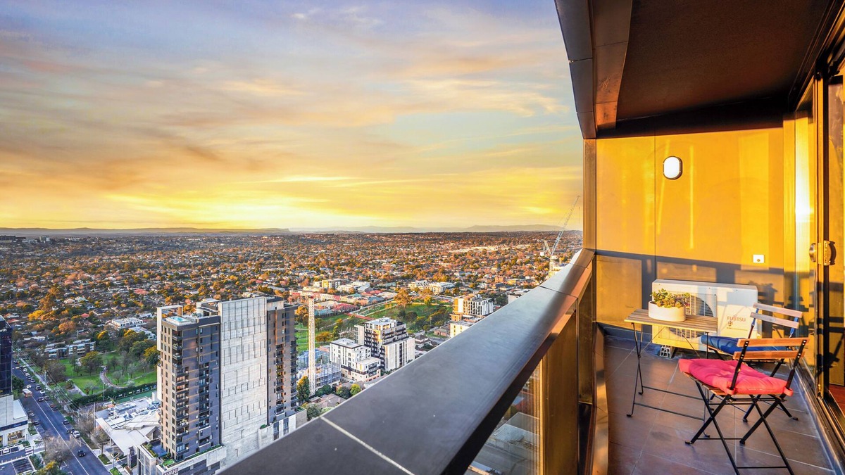 Box Hill Apartment | Highrise Skyline Spectacular View Luxury 2B2B1P