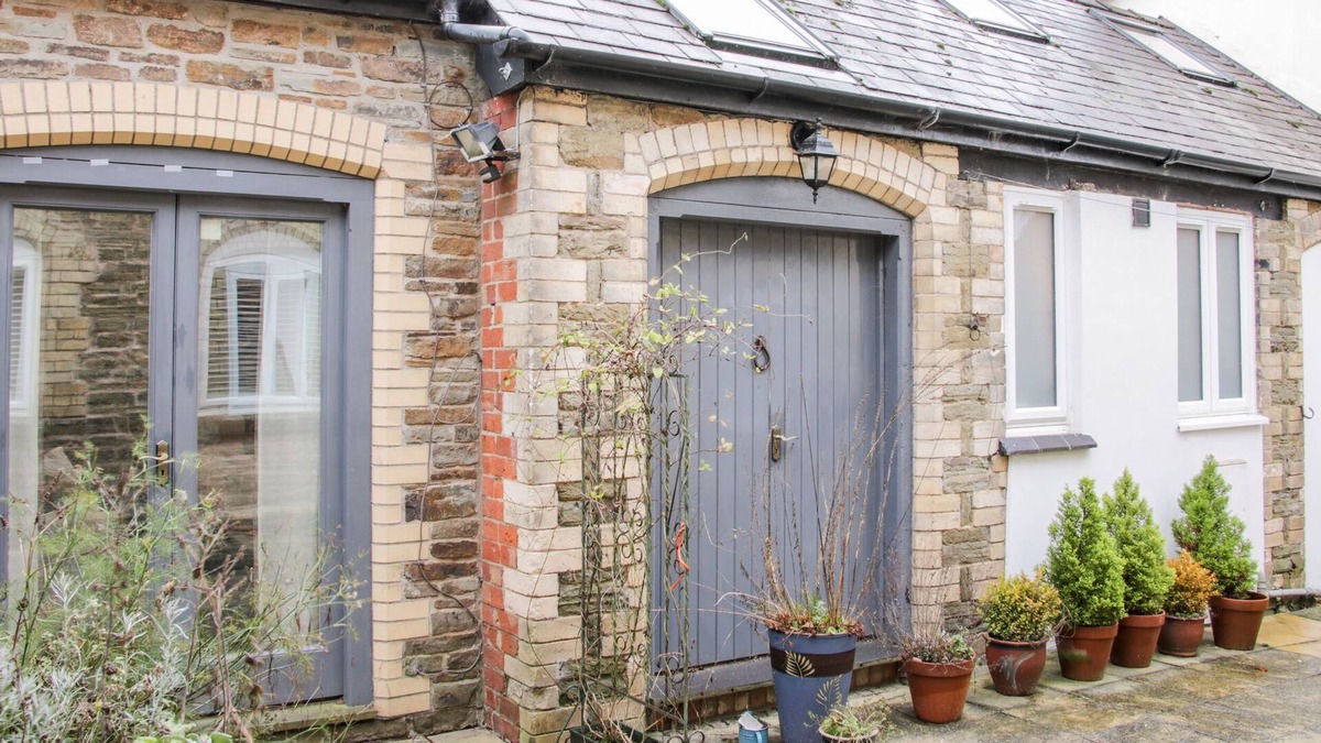 Leintwardine Cottage | HIGHTREE LODGE BARN, pet friendly, with open fire in Leintwardine