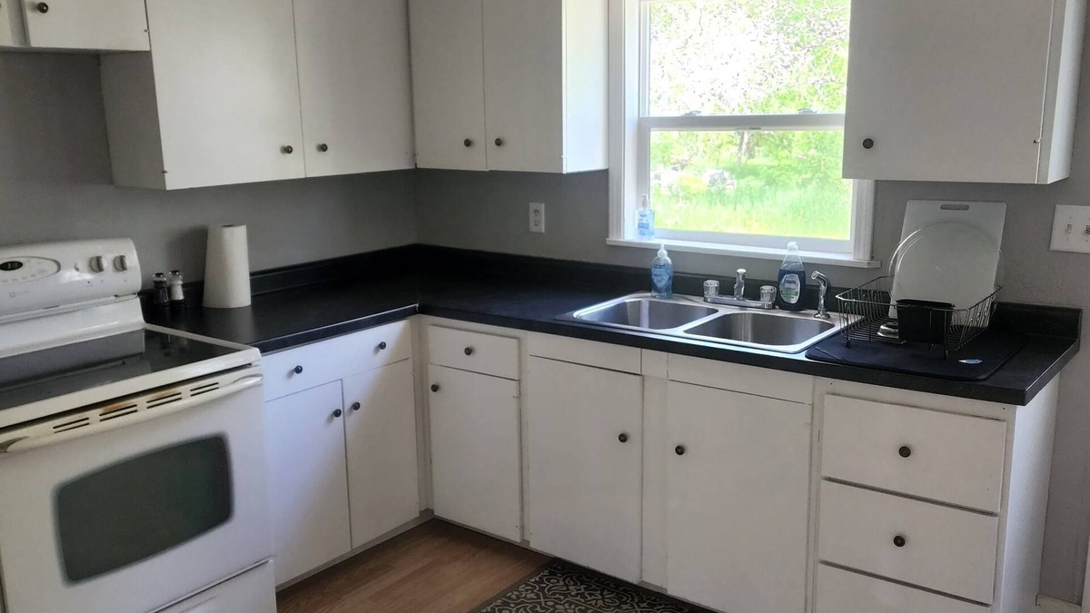 Saint Michael Cottage | Highway 20 Lodge-Quiet, Cozy, renovated two bedroom house that sleeps 6-7