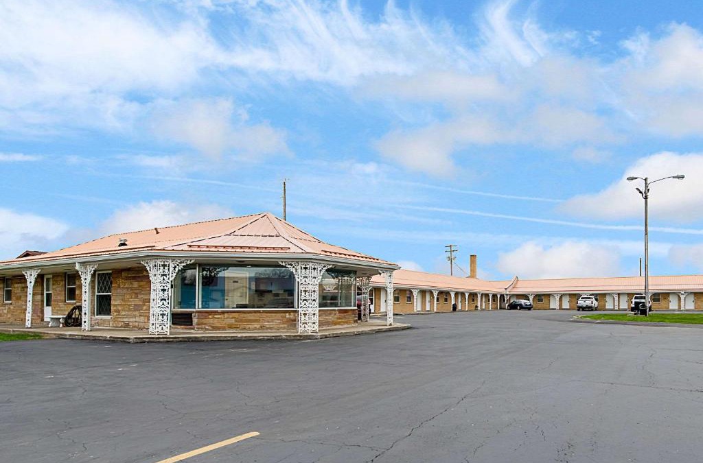 Paris Hotel | Highway Inn