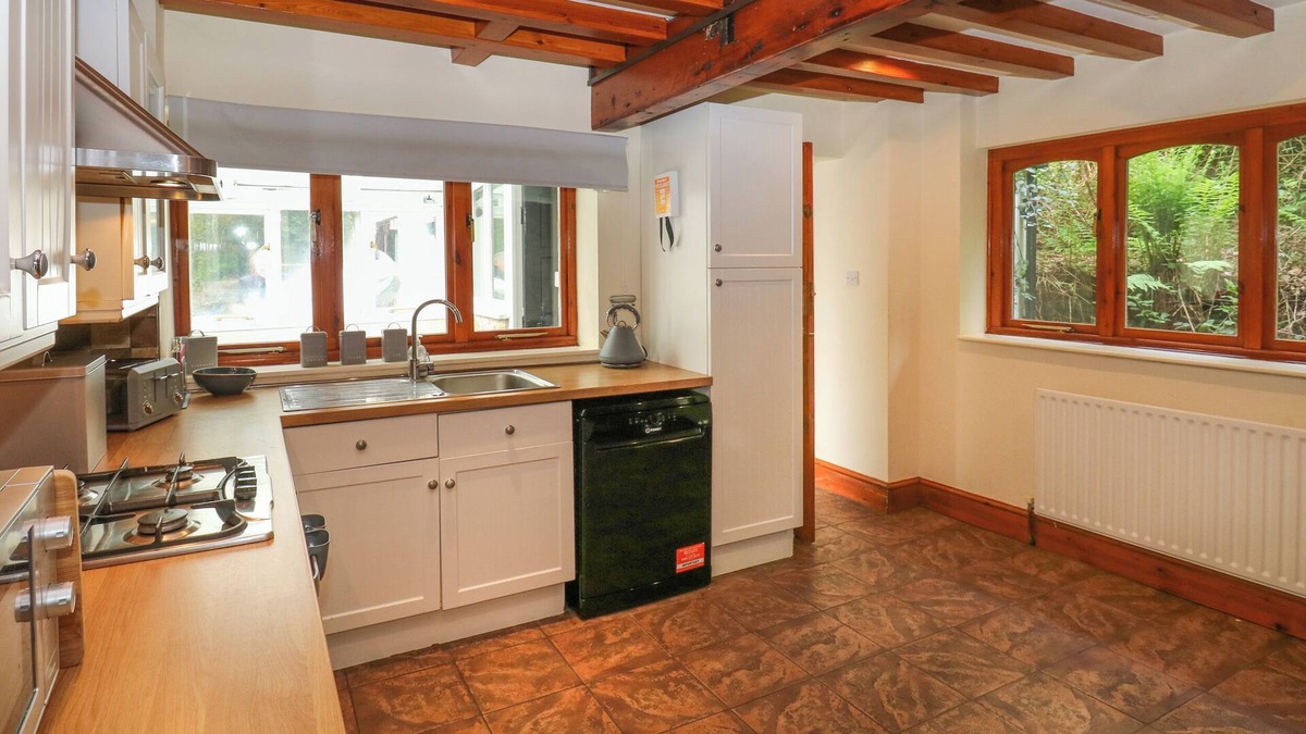 Hoylandswaine Cottage | Highwood Lodge