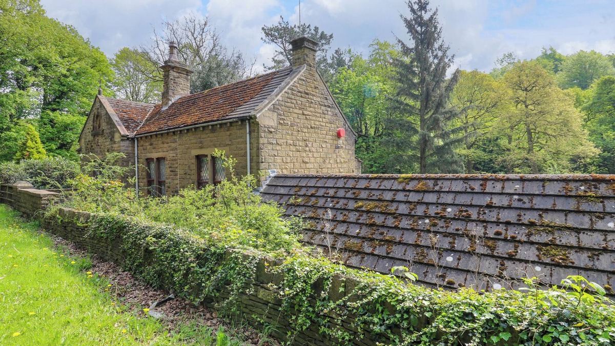 Denby Dale Cottage | HIGHWOOD LODGE, pet friendly, with hot tub in Denby Dale