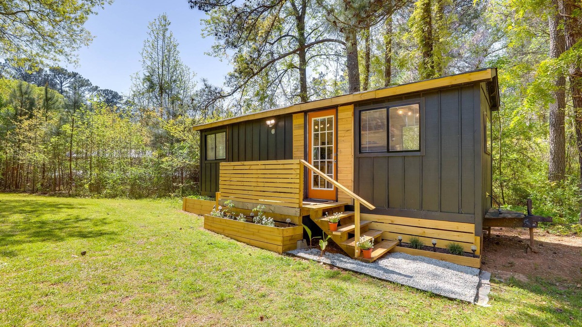 Lithonia Cabin | Hike On-Site: Georgia Tiny Home on Farm Retreat