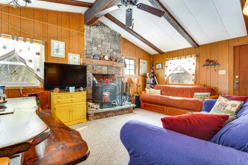 Chester House | Hike, Ski and Unwind Cabin with Deck in Chester!