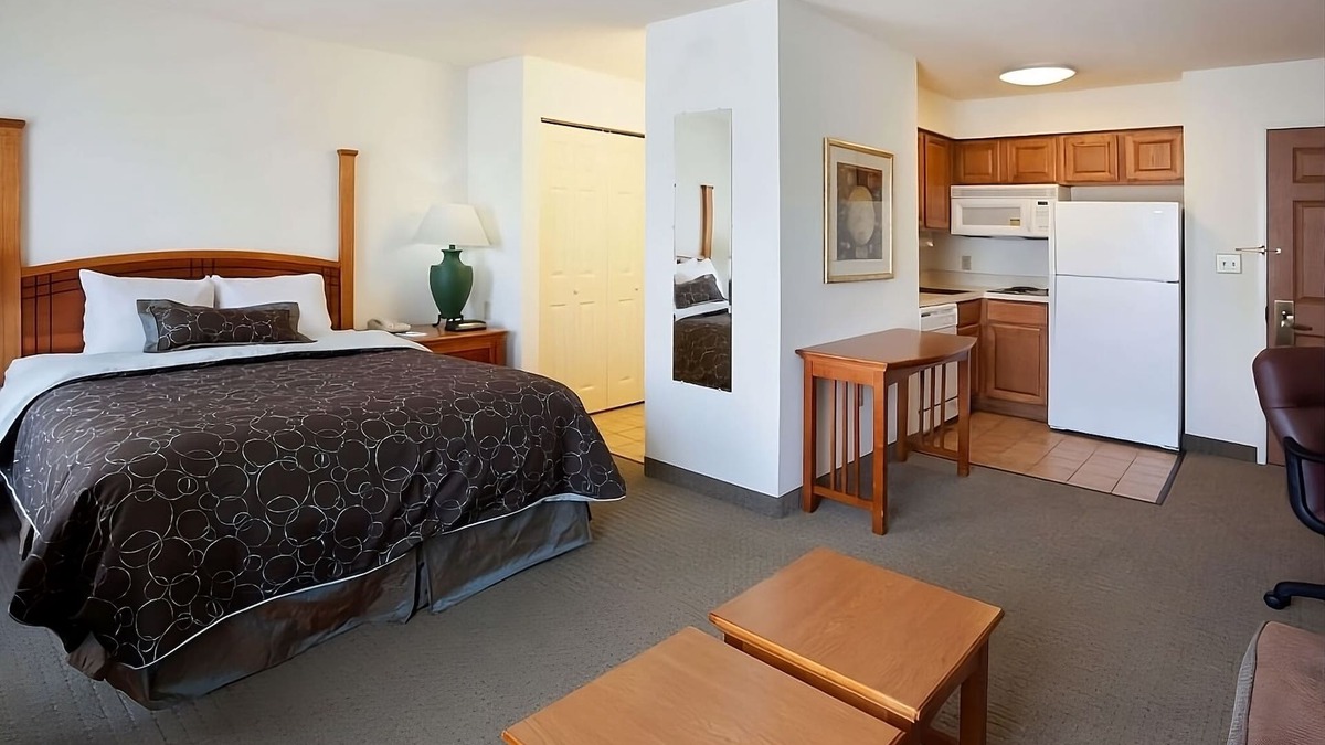 Vance Jackson Apartment | Hike the Natural Bridge Caverns! 2 Spacious Units, Kitchen, Free Breakfast, Pool