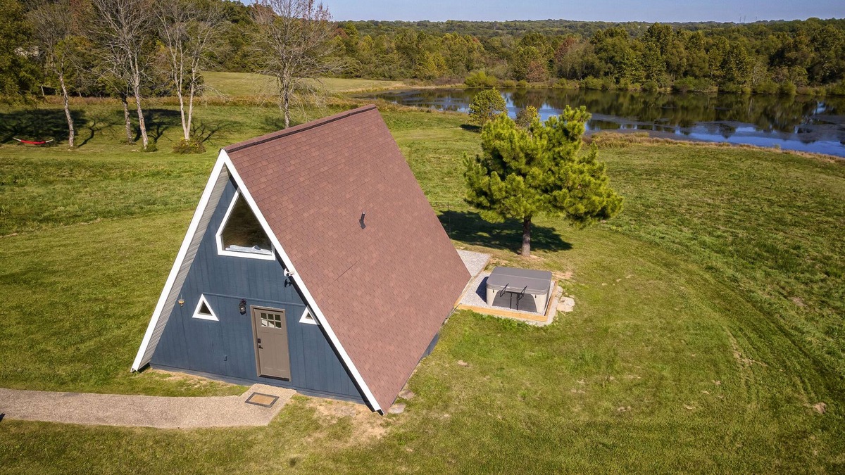 Makanda Cabin | Hike, Wine, Dine, then HOT TUB under the stars!
