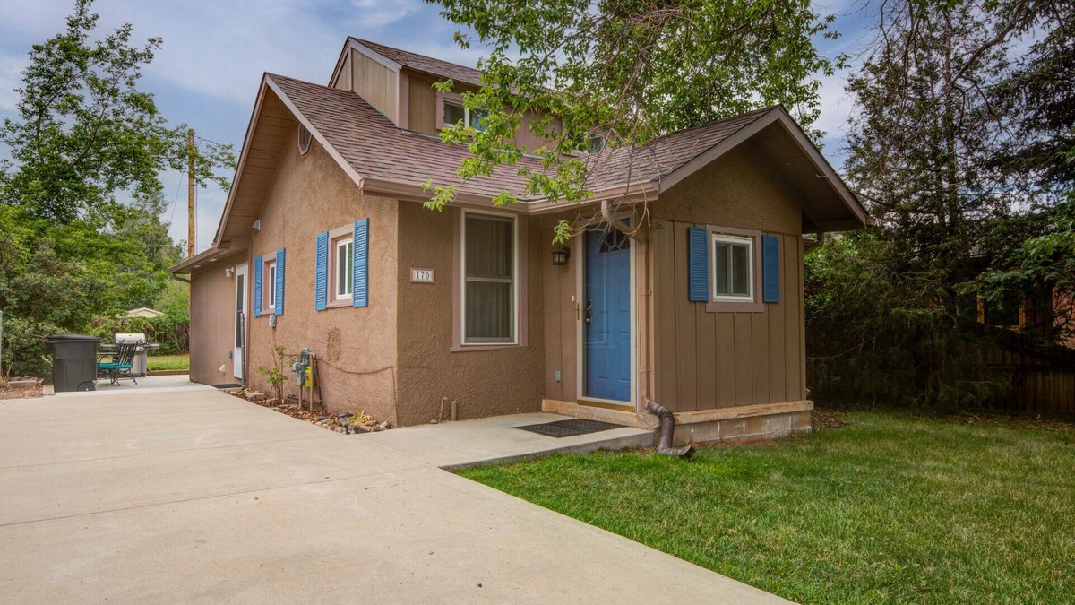 Palmer Lake House | Hiker's Hideaway- Cozy 3B bungalow with hot tub in gorgeous Palmer Lake!