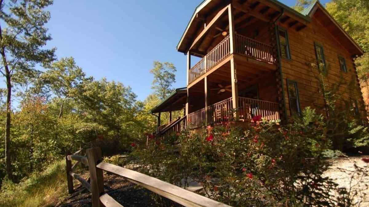 Bryson City Cabin | Hiker's Rest - Free Brewery Tours - Private and Secluded - Recreation Loft Cabin