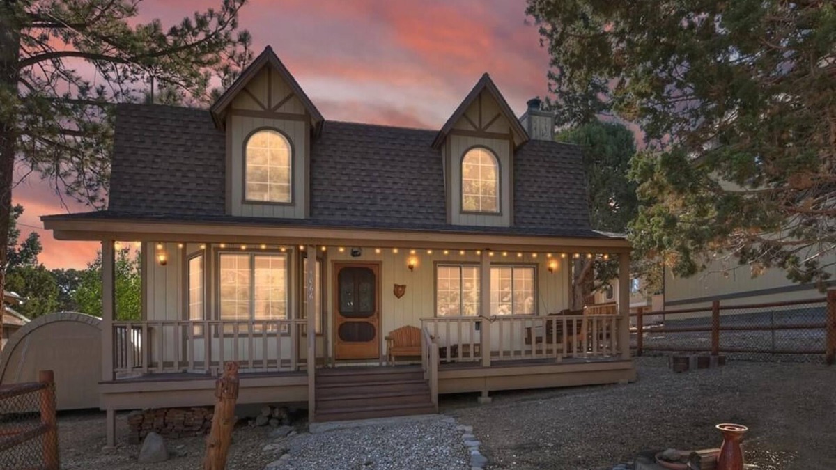 Woodlands Cabin | Hikers Haven - Close to Hiking, Fireplace, Horseshoes, Deck, BBQ
