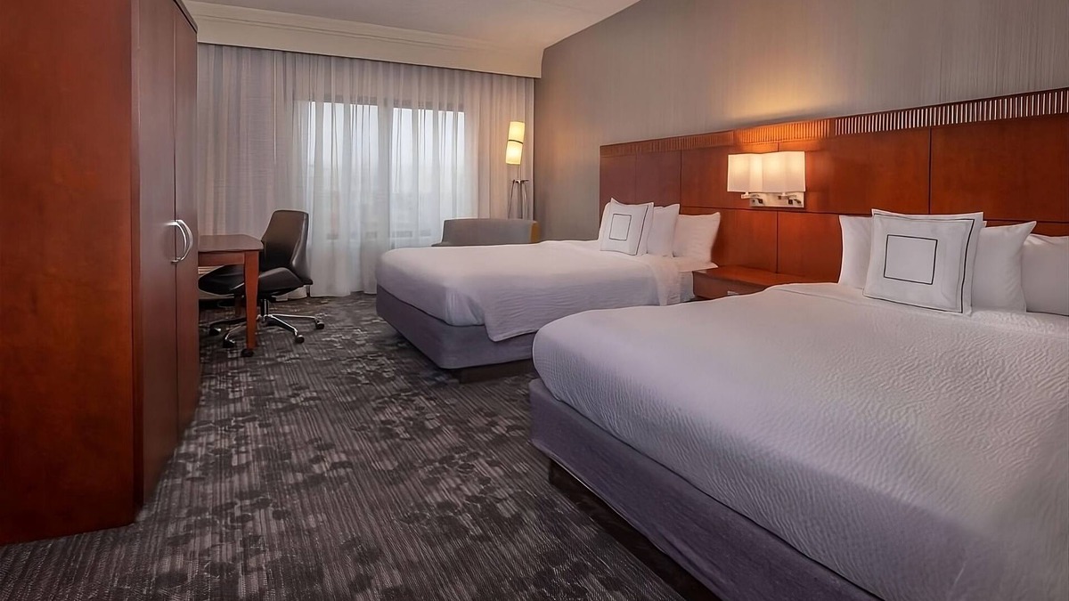 Newark Hotel | Hiking at Middle Run Valley Natural Area! Pets Allowed, Free Parking, Pool!
