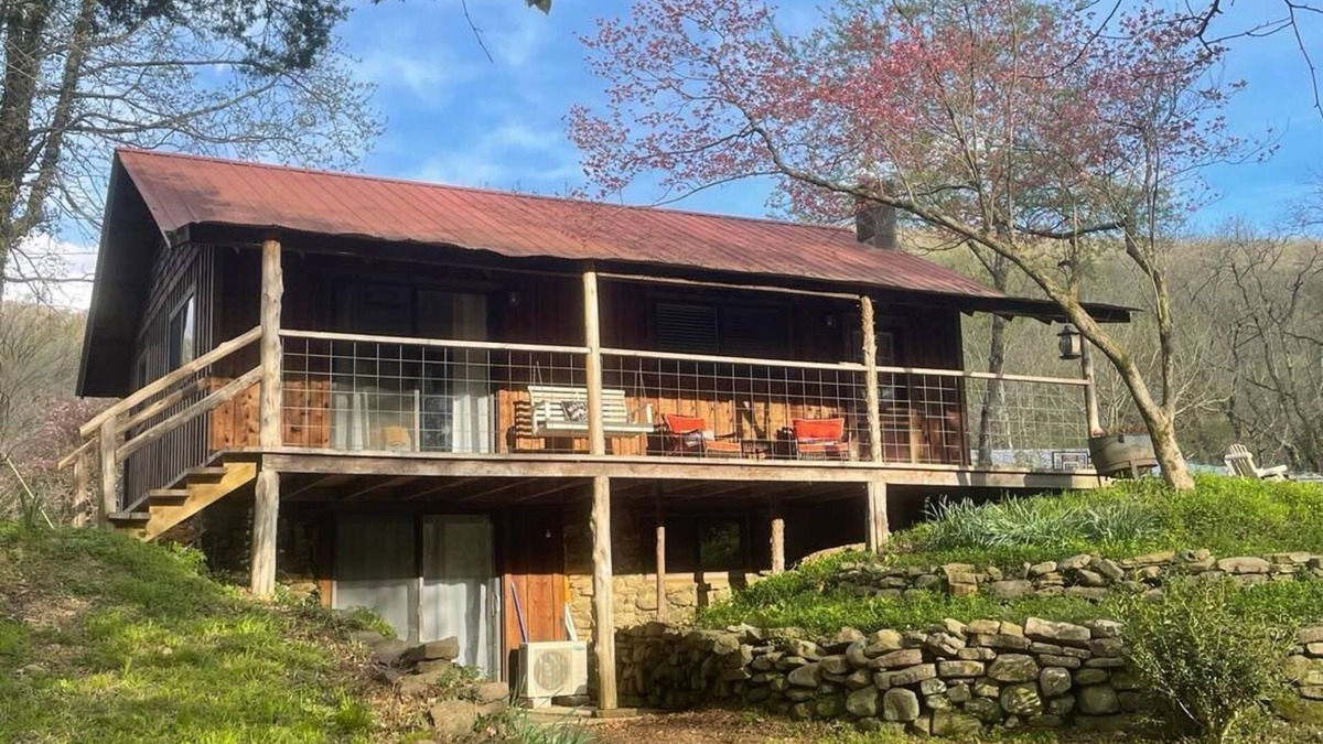 Deer Cabin | HIKING dog friendly HOT TUB & FIREPIT peaceful farmhouse cabin ATV UTV TRAILS