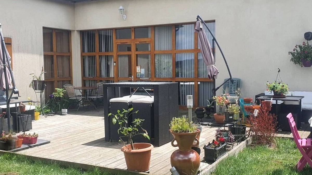 Besse-en-Chandesse House | Hiking, with its incredible view of Besse and the Sancy, with family and friends