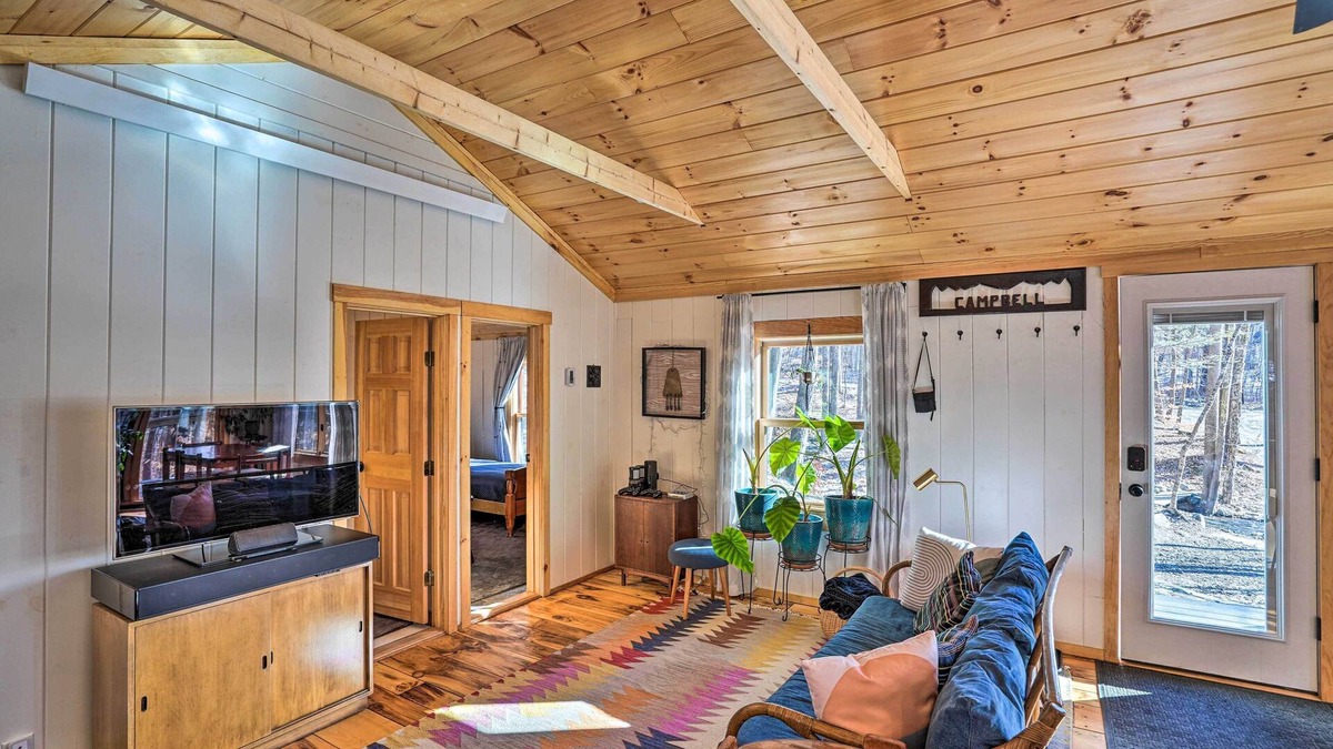 Williamsville Cabin | Hiking Trails On-Site: Cozy Falls Brook Cabin
