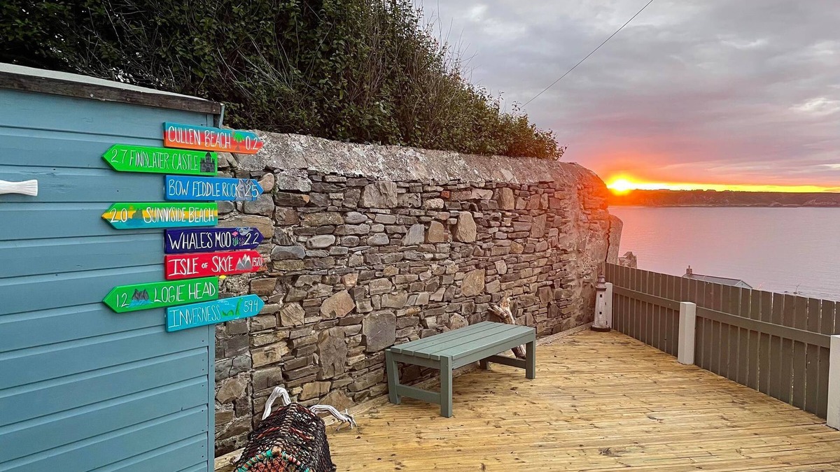 Cullen House | Hill Crest - cliff top cottage with stunning views of the bay.
