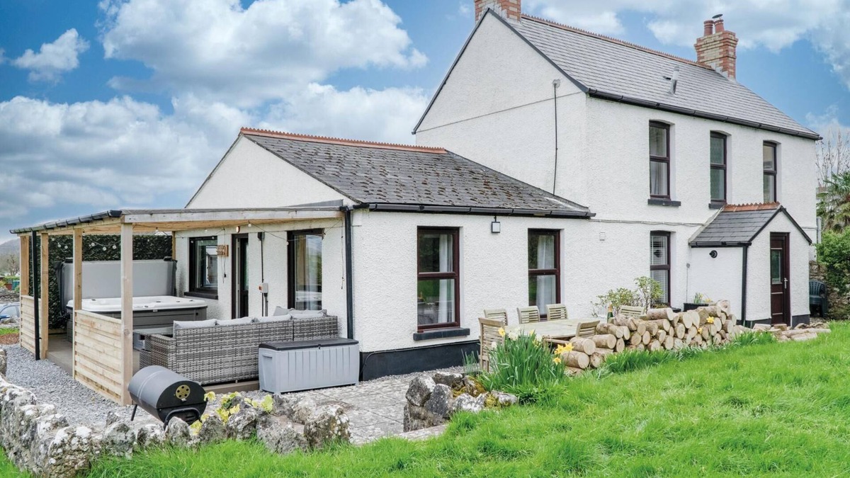 Crynant House | Hill House - 4 Bedroom Holiday Home - Llanrhidian