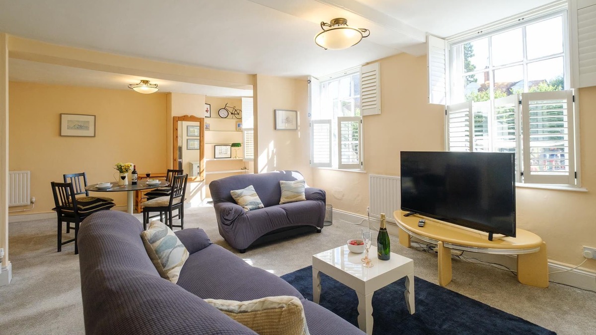 Framlingham Cottage | Hill House Apartment - sleeps 2 guests in 1 bedroom