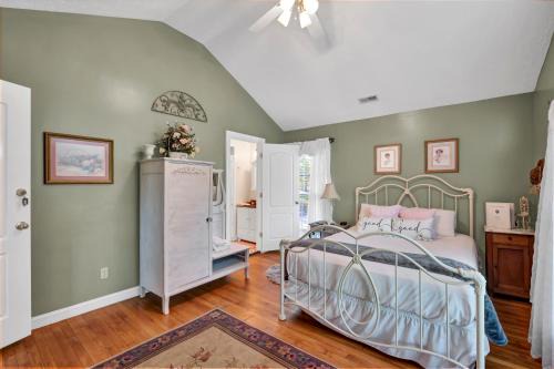 Loretto Bed & Breakfast | Hill House Bed and Breakfast