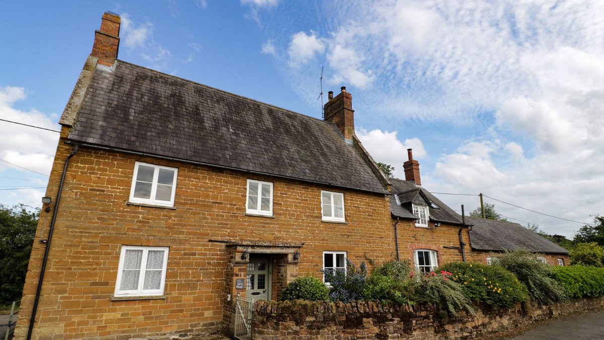 Nether Heyford Cottage | HILL HOUSE FARM, pet friendly in Nether Heyford, Northamptonshire