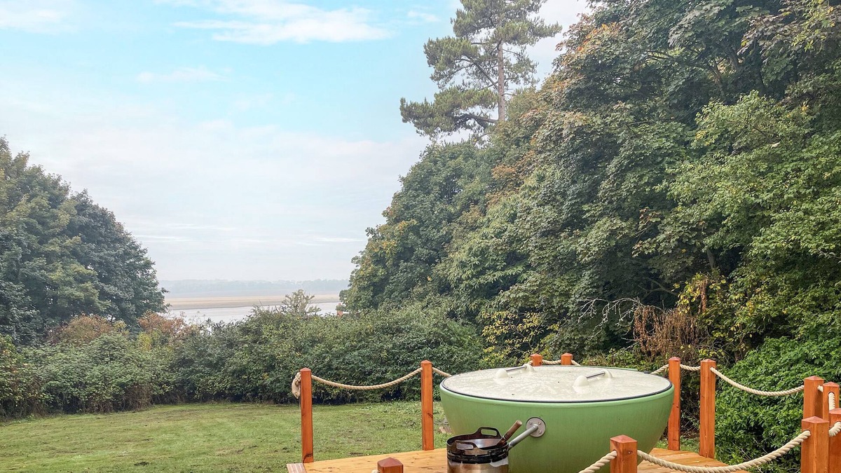 Martlesham Heath Cottage | HILL HOUSE, RAMSHOLT, pet friendly, with hot tub in Ramsholt