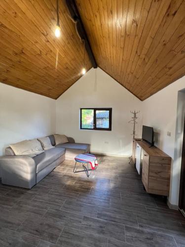 Cacica Ski Chalet | Hill's Peak