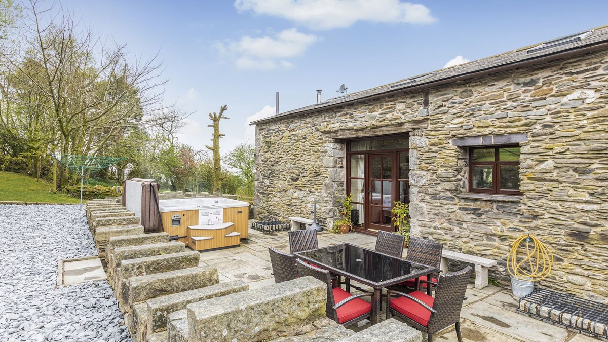 Newland Near Ulverston Cottage | HILL SIDE BARN, family friendly, with hot tub in Pennington