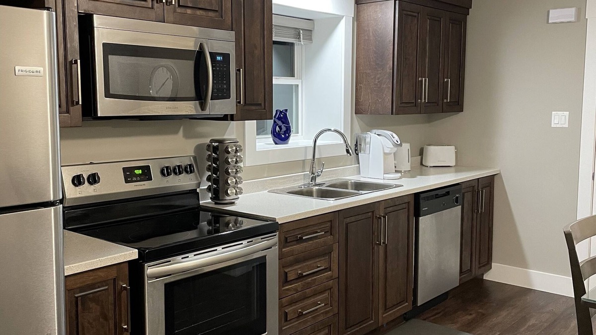 Torbay Apartment | Hill Side Suites - Beautiful bright Apt 10 mins from airport!