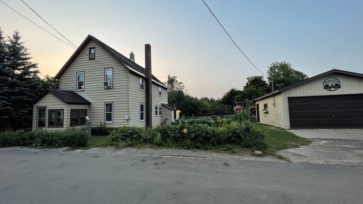 Ishpeming Apartment | Hill Street House - Upper Unit