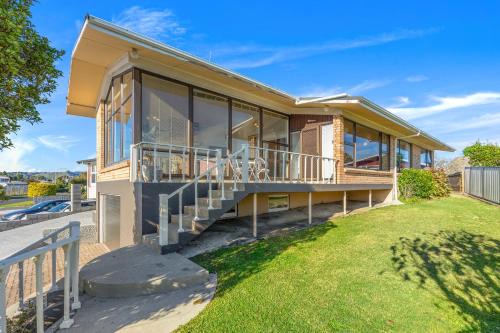 Maungatapu House | Hill Top House - Tauranga Holiday Home