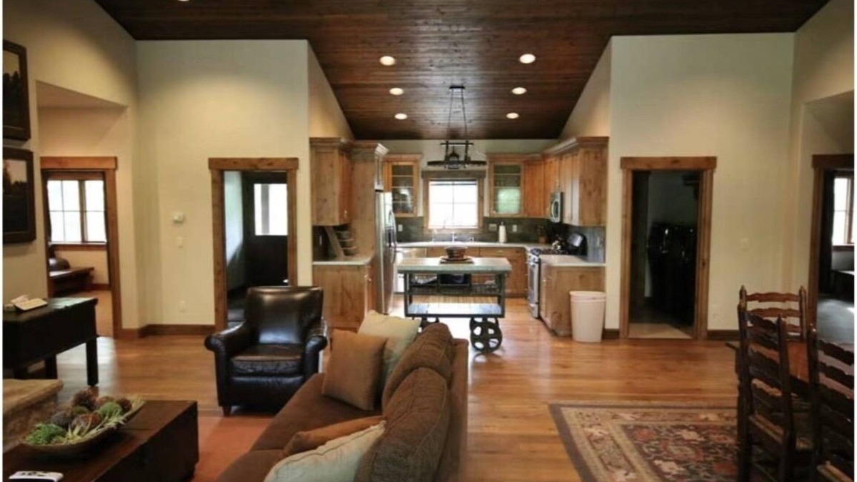 Gallatin Cabin | Hill top Luxury Bunkhouse 4bd, 2 full Bath and all amenities