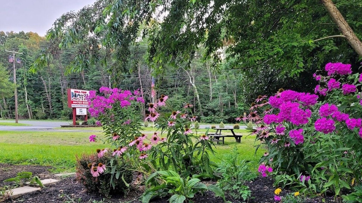 Juliustown Hotel | Hill Top Motel