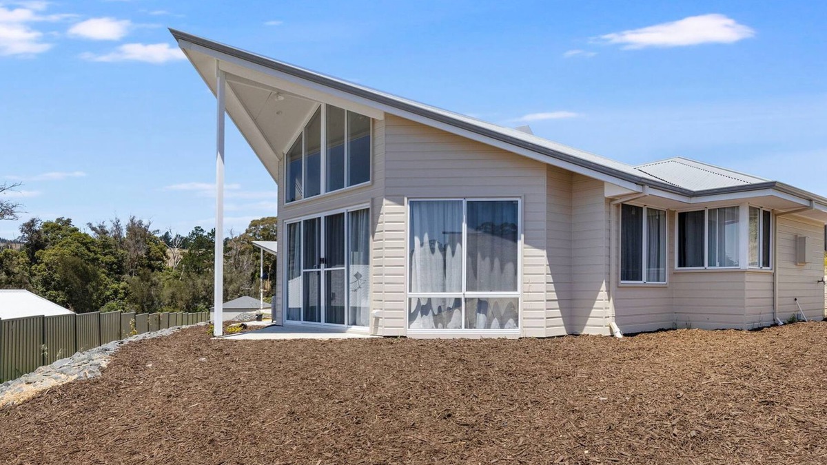Nannup House | Hill View Cottages - Sail A