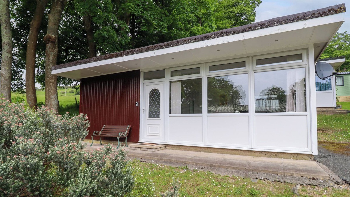 Bryn-crug Cottage | HILL VIEW, pet friendly, with a garden in Tywyn