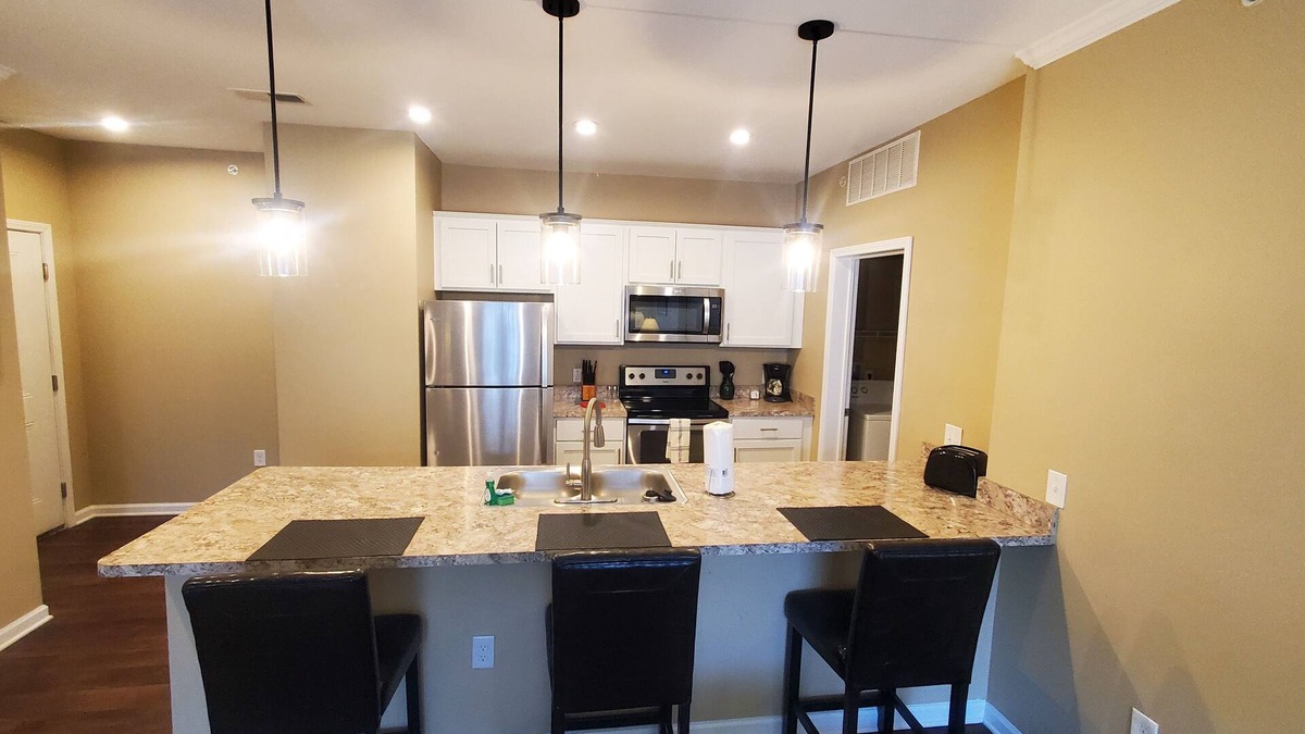 Tuttle West Apartment | Hillard/Dublin large apartment, furnished!