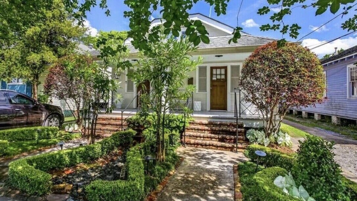 Central Carrollton Association House | "Hillary Gardens" Hip Uptown/University Area Owner on Premises