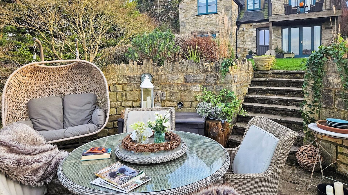 Inchbrook Cottage | Hillcrest is a cosy haven for up to four guests.