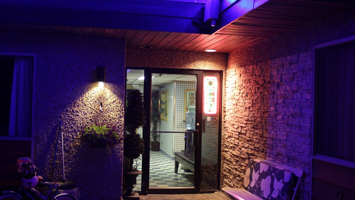 Swan Hills Hotel | Hillcrest Motel