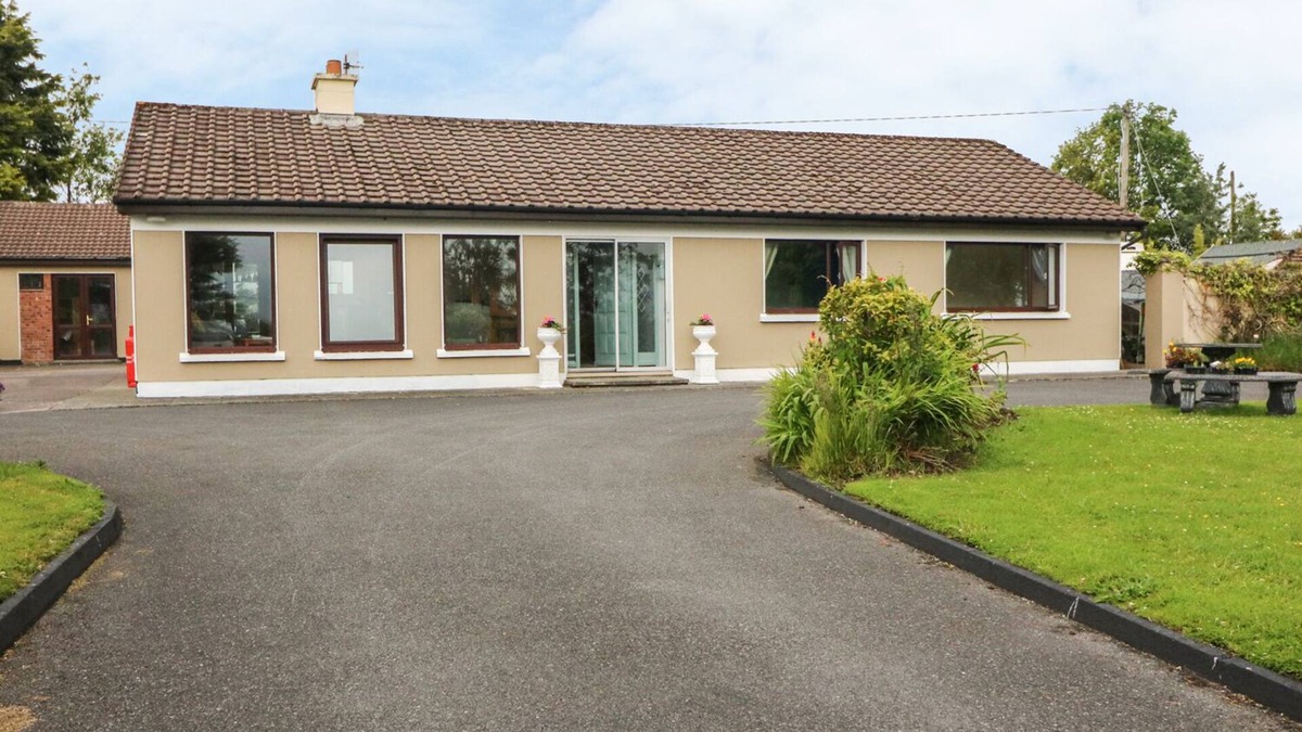 Dromin House | HILLGROVE HOUSE, family friendly in Killorglin, County Kerry