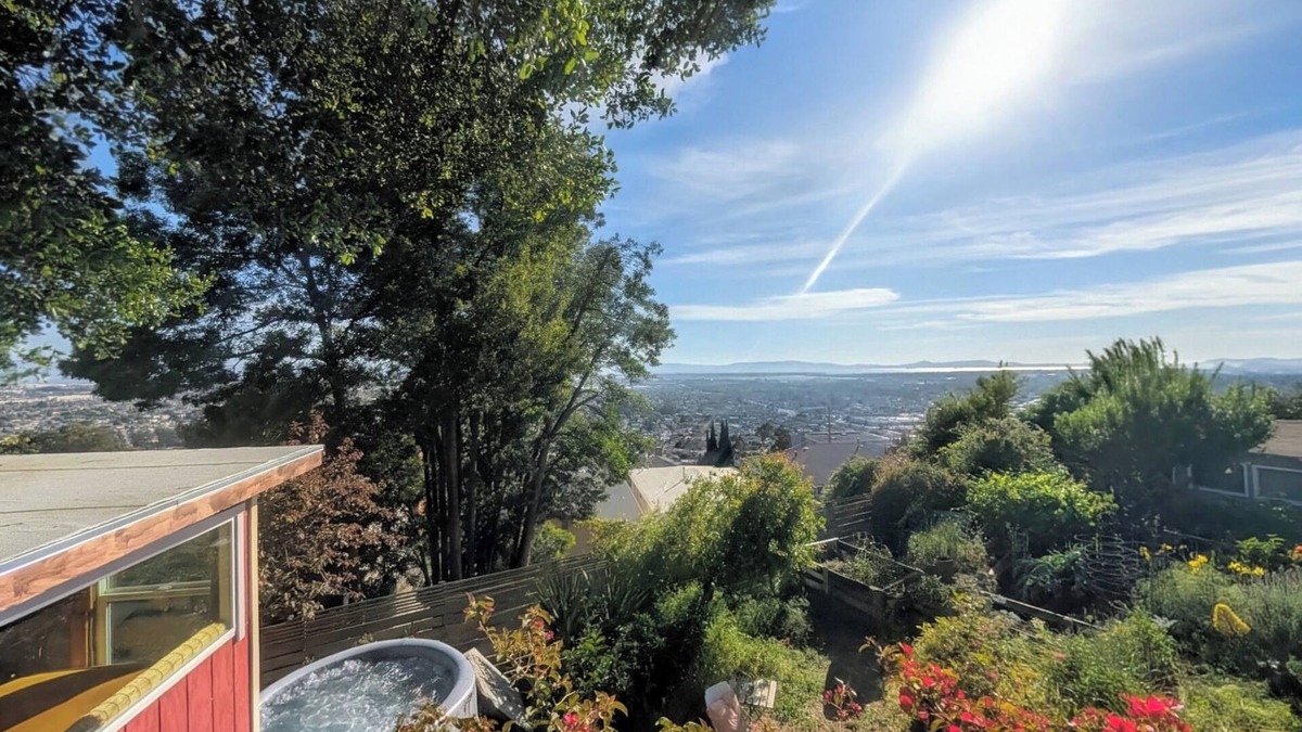 Oakland Cottage | Hills Cottage with Panoramic Views & Hot Tub. Pet Friendly!