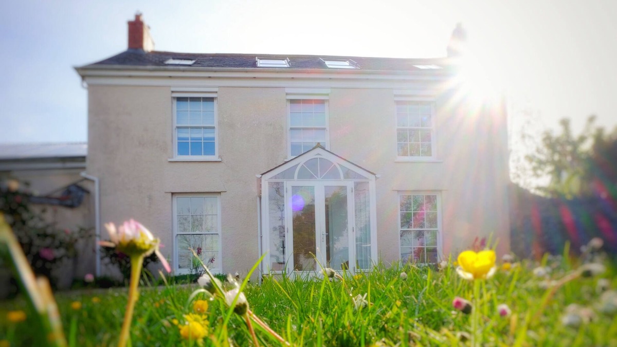 Braunton House | HILLS COURT. AVAILABLE WITH OPTIONAL HOT TUB (£300/wk)